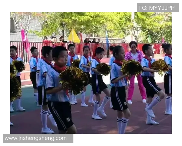 追逐梦想的脚步从小到大成为足球明星的成长故事