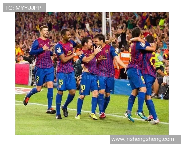 三大足球明星齐聚赛场展现巅峰对决引发球迷热烈期待