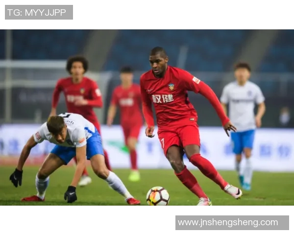 权健与上港激战正酣比分悬念迭起球迷热情高涨的精彩对决 权健与上港激战正酣比分悬念迭起球迷热情高涨的精彩对决